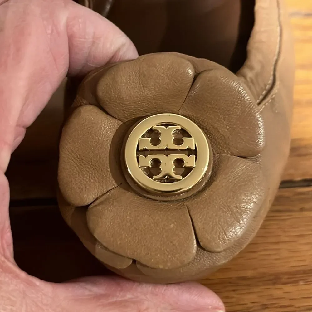Tory Burch Shelby Camelia Flower Logo Flats size 5.